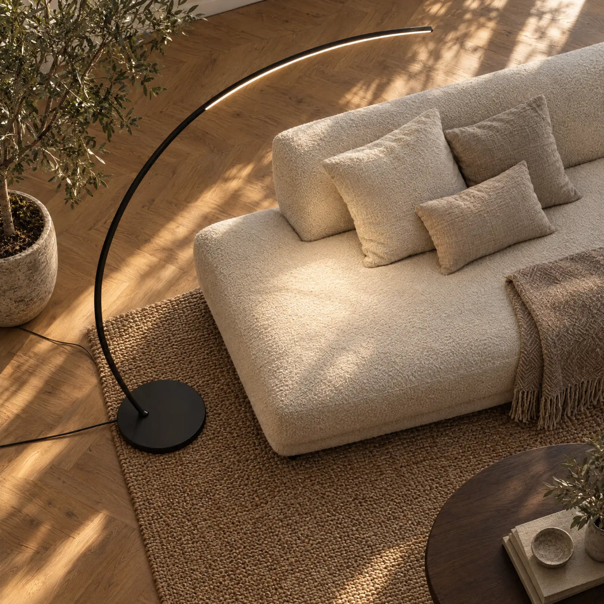 Aluna Bogenleuchte in Schwarz von oben über einem Sofa
