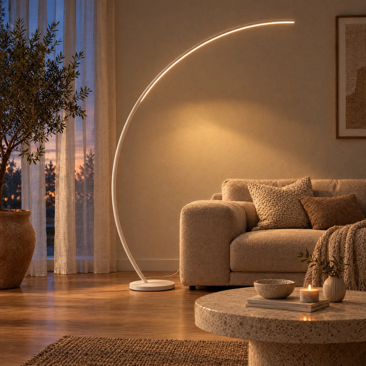 Aluna LED-Bogenleuchte in Weiß über einem Sofa am Abend