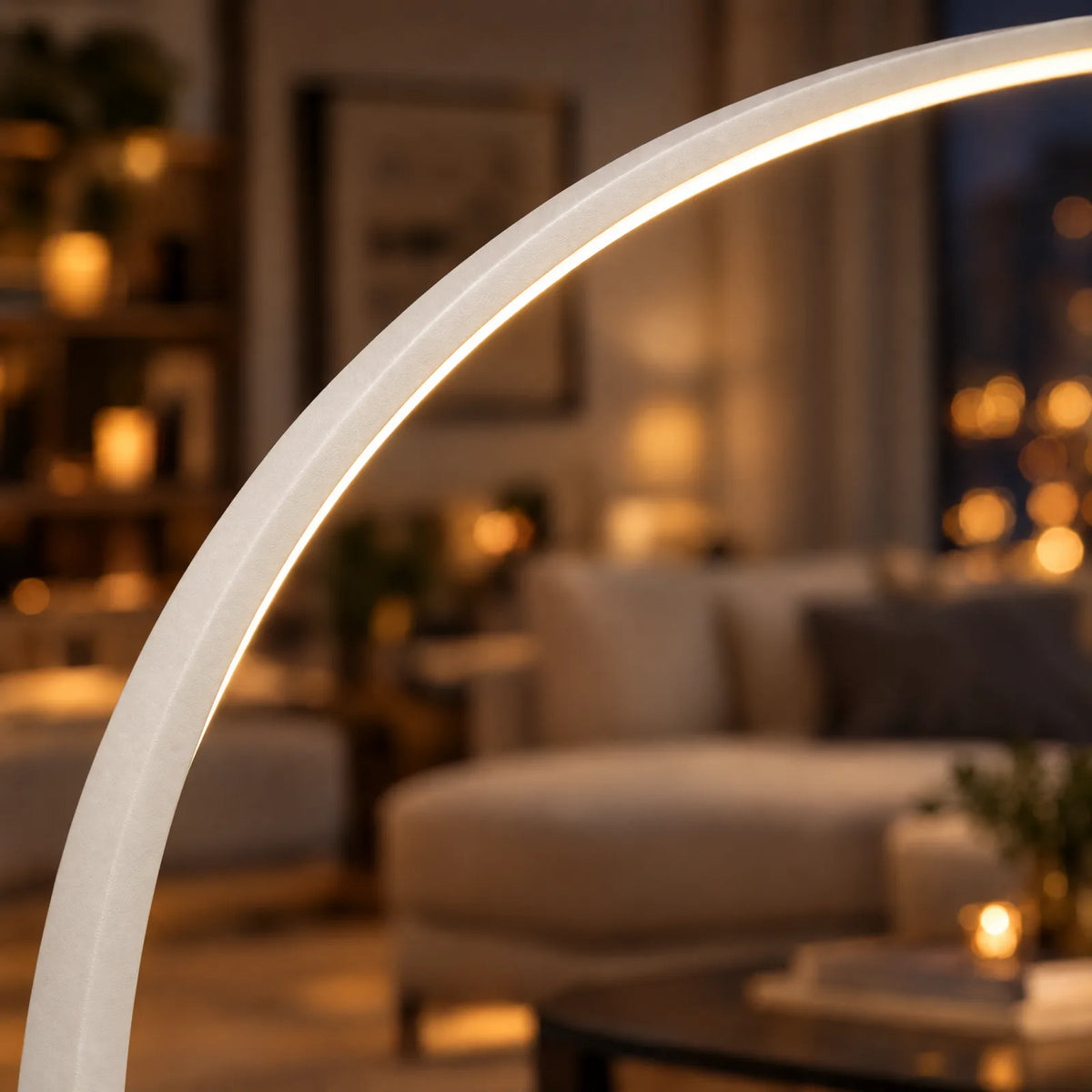 Detail des LED-Lichtbands der Aluna Bogenleuchte in Weiß