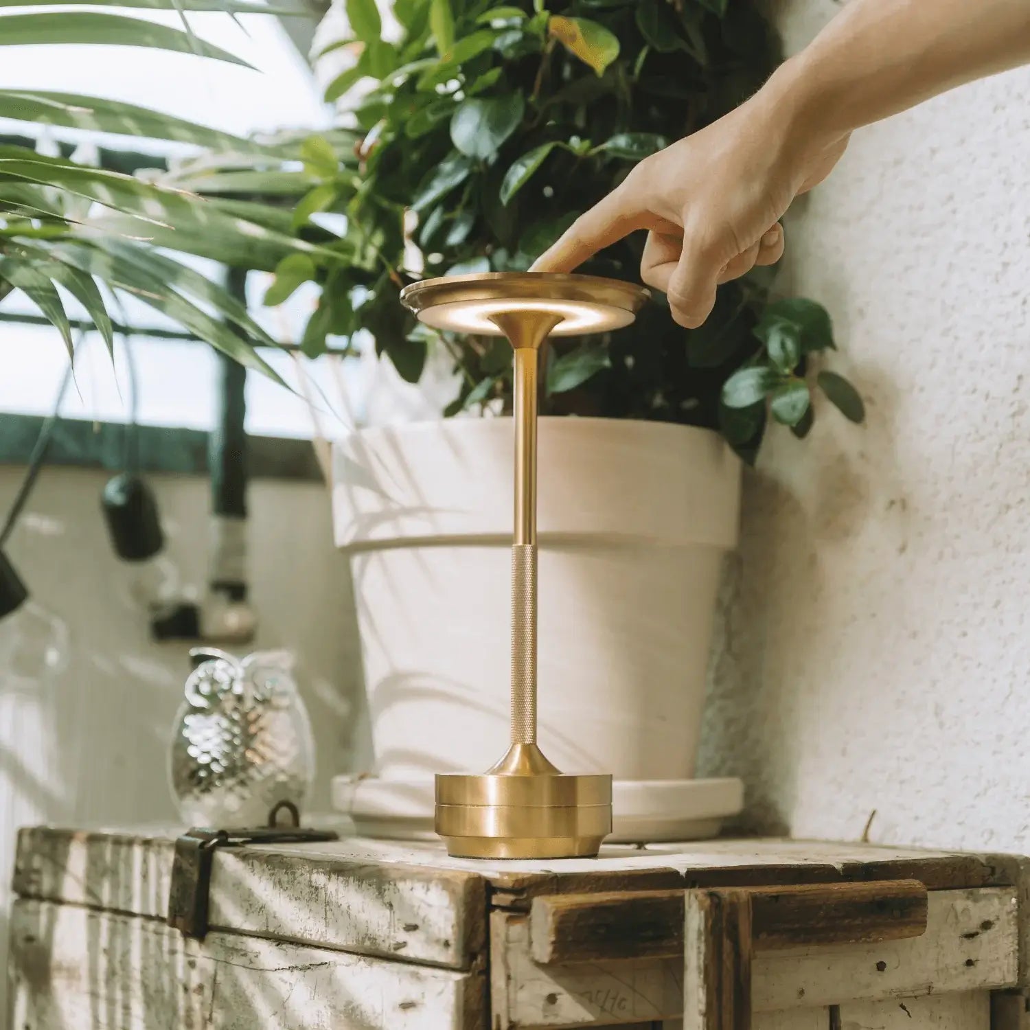 Tap-Light Retro Tischlampe ohne Kabel auf einem Outdoor-Tisch, perfekt für den Außenbereich. Farbe: Gold. Produktart: Tischleuchte, Geschlecht: Unisex.